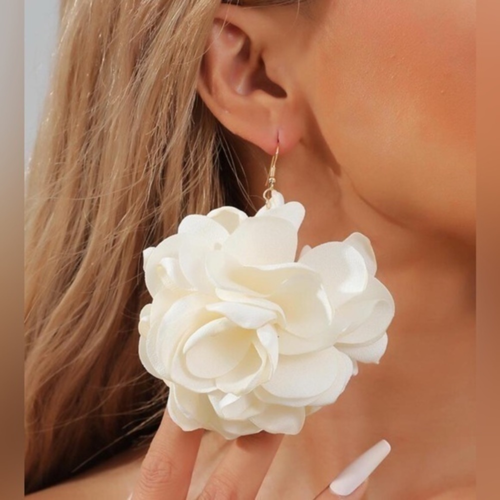 ✨NEW✨ Elegant White Floral Earrings